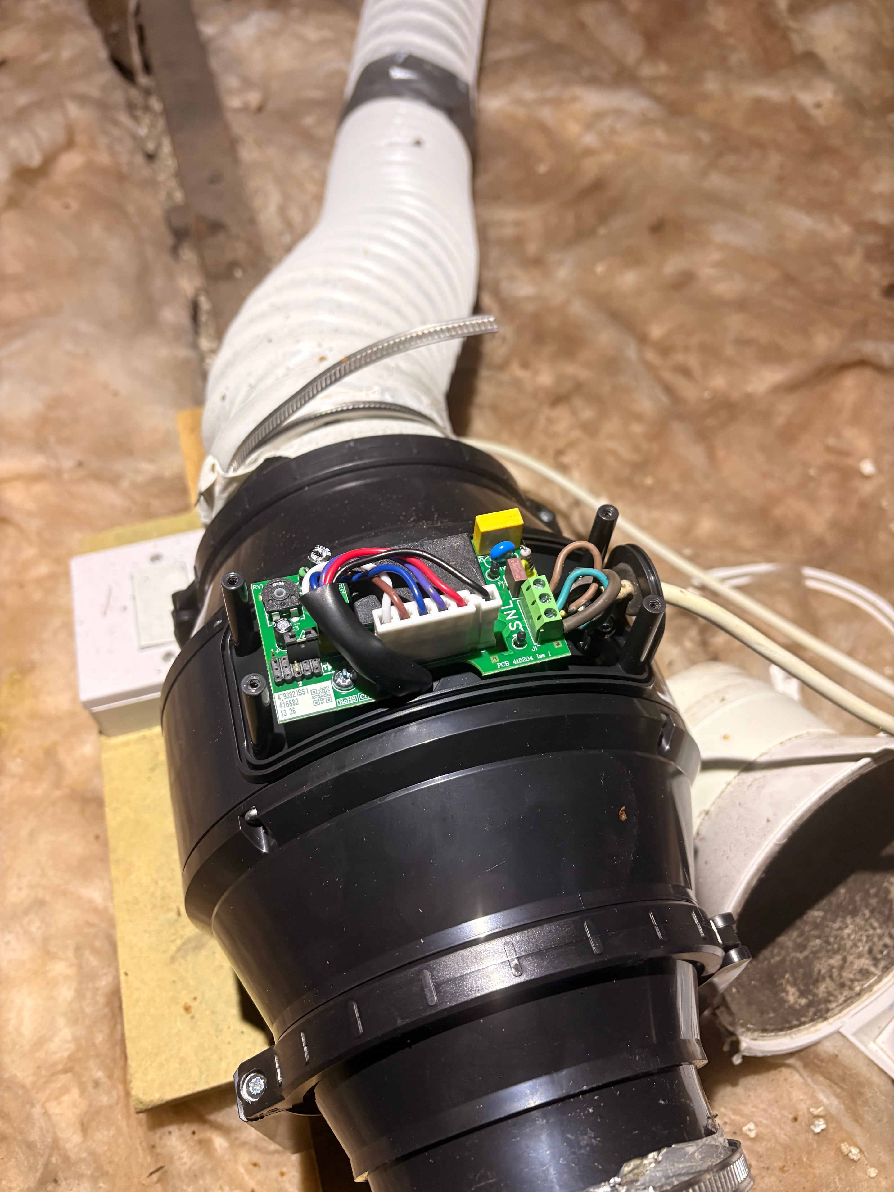 Wiring connections inside the Manrose inline fan PCB